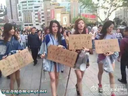 上海街头女车模街头扮乞丐抗议车展取消车模