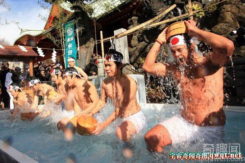 日本传统仪式：用冷水浇身祈祷身体和灵魂得到净化