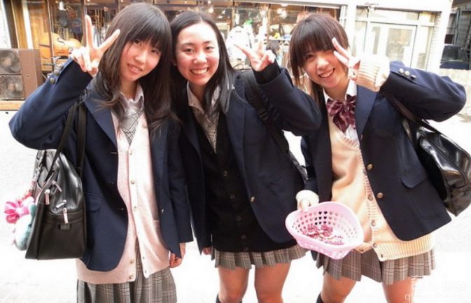 日本中学规定学生只能穿白色内衣裤上学