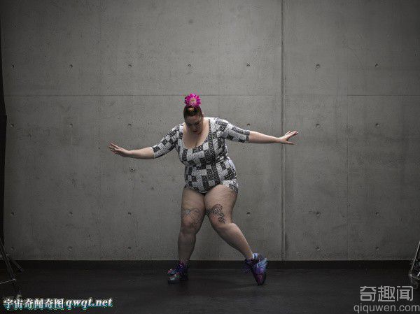 澳大利亚胖女艺术家召集一群胖女子来拍舞台