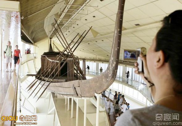 埃及发掘4500年前吉萨大金字塔脚下的“太阳船”