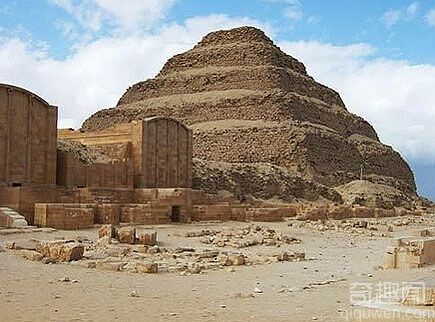 埃及发掘4500年前吉萨大金字塔脚下的“太阳船”