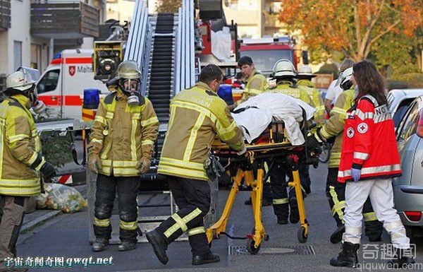德国斯图加特一男子因过度肥胖卧床不起  消防员戴防毒面具救援