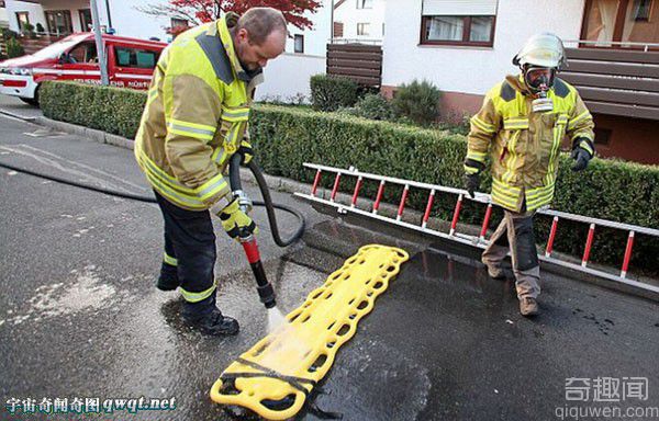 德国斯图加特一男子因过度肥胖卧床不起  消防员戴防毒面具救援