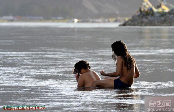 西藏传统沐浴节:全家老少裸身沐浴