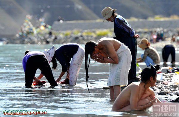 西藏传统沐浴节:全家老少裸身沐浴