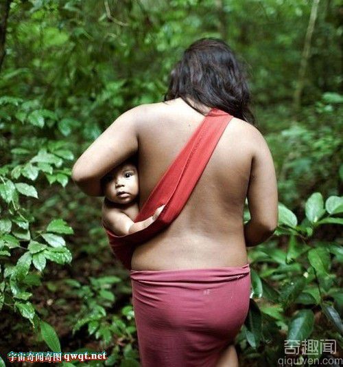 巴西原始部落妇女用母乳喂猴