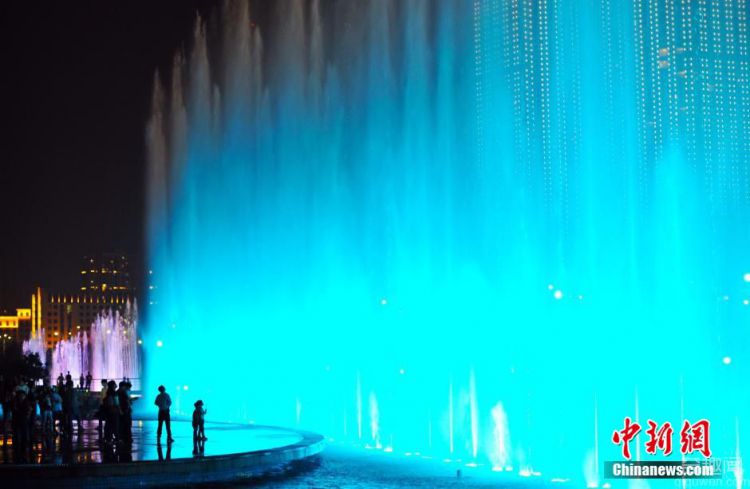亚洲最大的音乐喷泉人气爆棚 是休闲纳凉的好去处