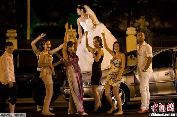 罗马尼亚的传统婚礼仪式：夜间持枪偷新娘