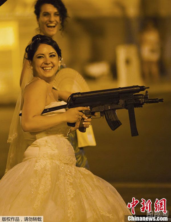 罗马尼亚的传统婚礼仪式：夜间持枪偷新娘