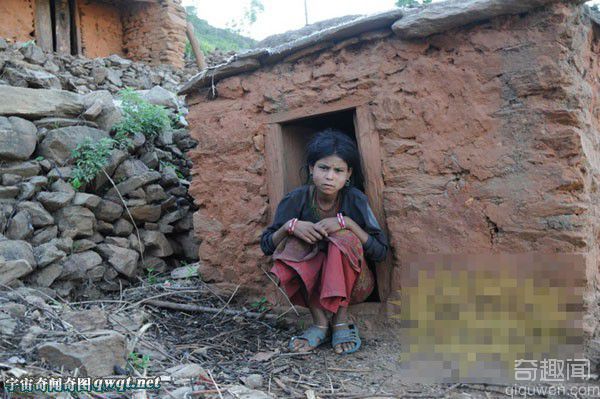 尼泊尔西部女人月经期被视为肮脏的 必须被隔离