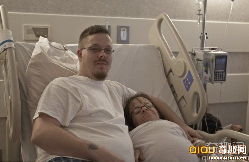 [图文]世界身材最小母亲冒险生下第三胎 患有遗传性成骨不全症