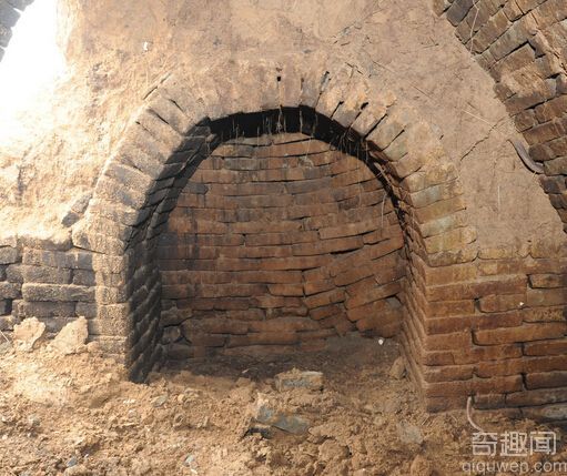 重庆元代古墓发现罕见神秘彩绘火炬