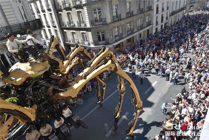 巨型机械蜘蛛上街 造型逼真引来大批群众围观