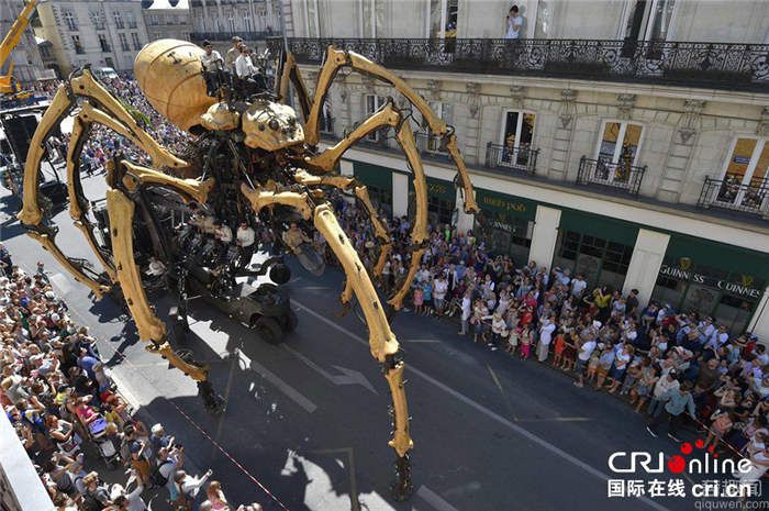 巨型机械蜘蛛上街 造型逼真引来大批群众围观