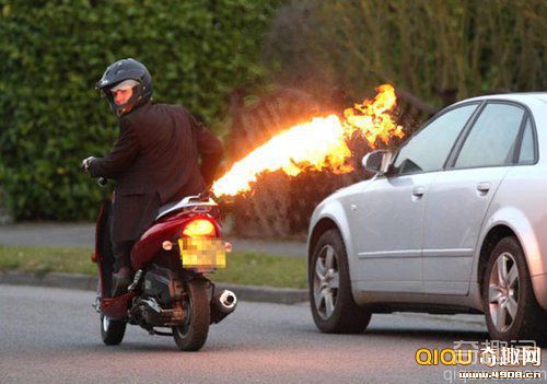[图文]英007迷研发出喷火摩托车火焰逼退汽车 火焰长达4.6米