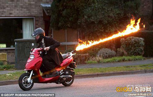 [图文]英007迷研发出喷火摩托车火焰逼退汽车 火焰长达4.6米
