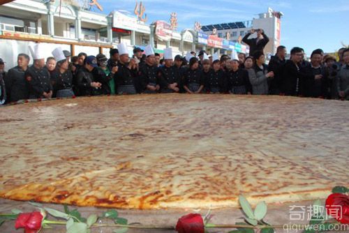 希腊北部塞雷斯州为“bougatsa节”献上世界上最大的馅饼