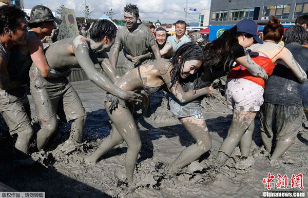 韩国保宁泥浆节共享泥浴激情狂欢