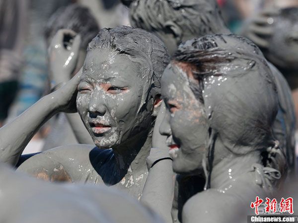 韩国保宁泥浆节共享泥浴激情狂欢
