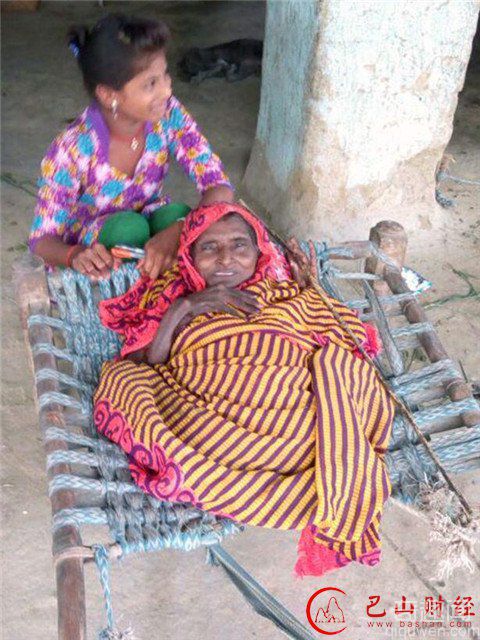 印度奶奶患怪病成婴儿 身高仅60厘米