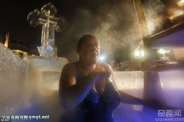 俄罗斯奇特的主显节：跳进零下17度的冰水湖中沐浴