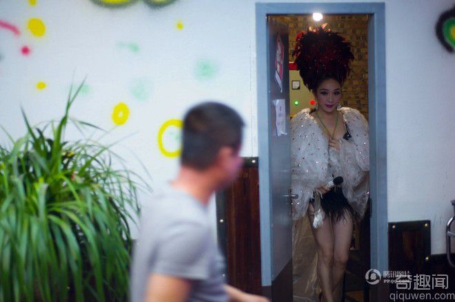 中国变性艺人的一天