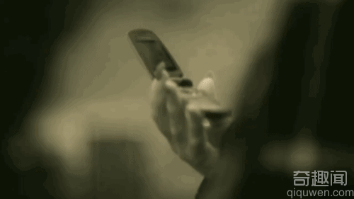 玩手机小拇指错位 看你还敢天天玩手机么