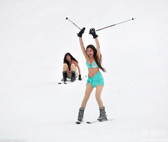 美丽冻人 长腿美女赤裸滑雪惊艳动人