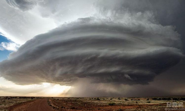 美军神秘51区上空超级风暴形似UFO图 冒着生命危险拍下的