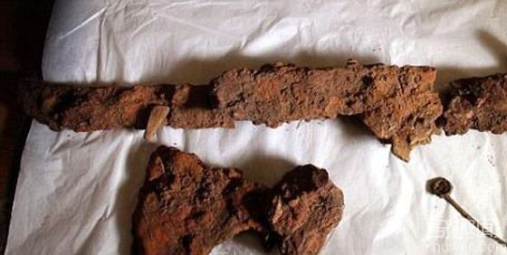 英国发现维京人千年古墓复原图：遗体放入船中