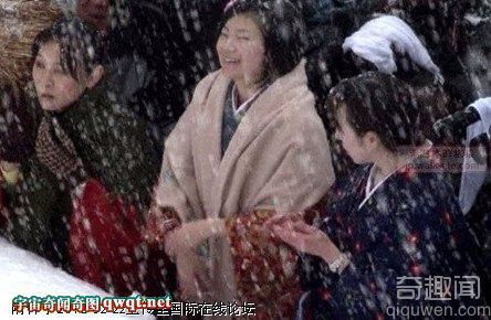 日本奇异婚俗:大雪天扔女婿下坡