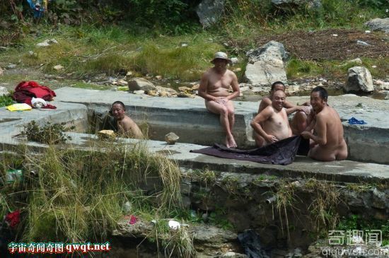 探秘四川牦牛谷天然温泉浴池：一道裸浴风景