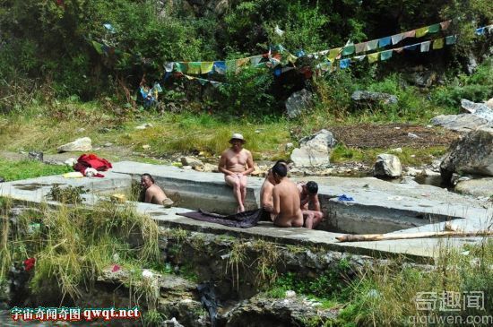 探秘四川牦牛谷天然温泉浴池：一道裸浴风景