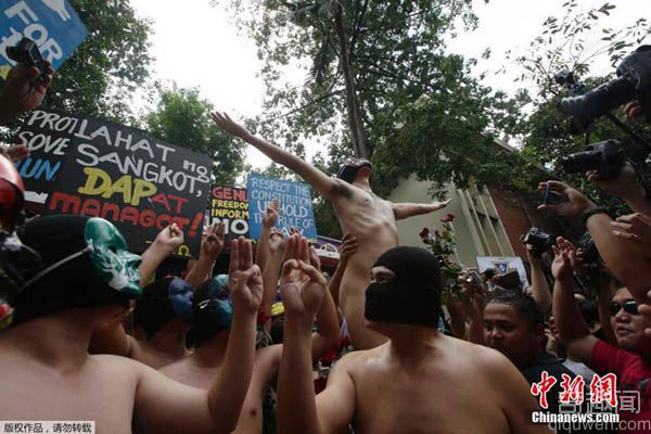 组图实拍菲律宾大学举行男生集体裸奔大会