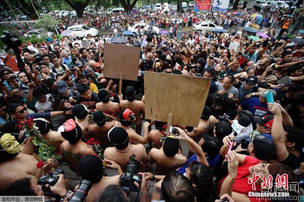 组图实拍菲律宾大学举行男生集体裸奔大会