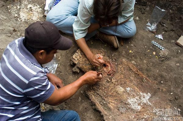 墨西哥发现2700年前金字塔式坟墓