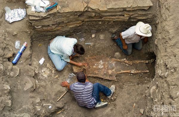 墨西哥发现2700年前金字塔式坟墓