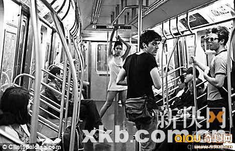 [图文]摄影师在纽约地铁上进行裸体摄影