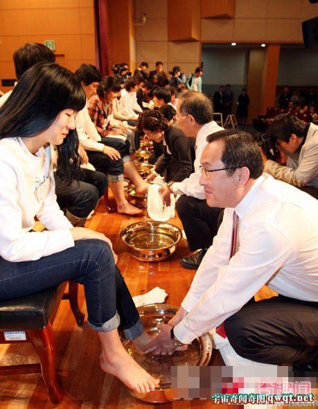 韩国大学洗脚仪式: 教授帮即将毕业的学生洗脚