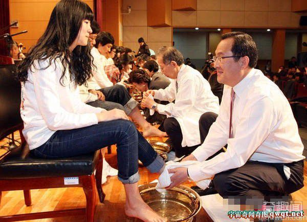 韩国大学洗脚仪式: 教授帮即将毕业的学生洗脚