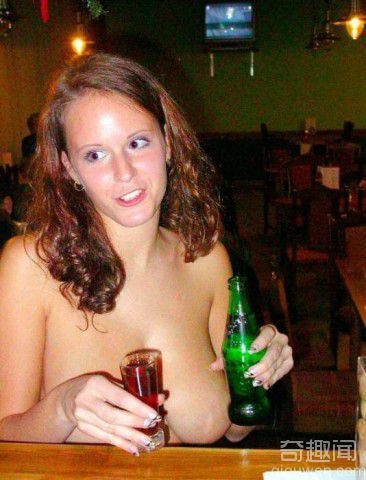 裸体美女看个够！捷克酒吧美女裸体服务