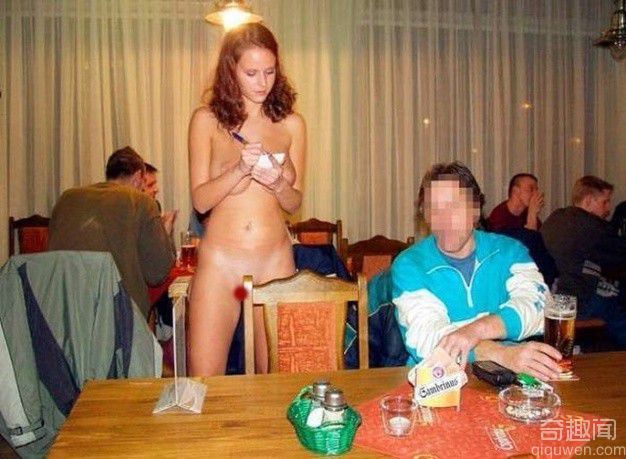 裸体美女看个够！捷克酒吧美女裸体服务