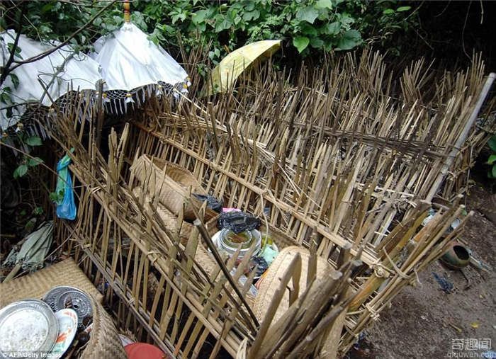 巴厘岛天葬风俗 尸体自然腐烂在空气中