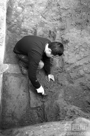 兰州晏家坪古墓今日揭开墓顶 古墓轮廓已清晰可见
