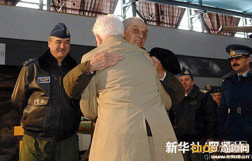 [图文]罗美二战中2名交战飞行员66年后握手言和相拥致敬
