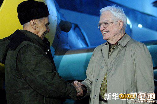 [图文]罗美二战中2名交战飞行员66年后握手言和相拥致敬