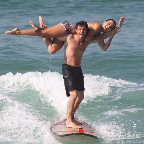 冲浪板上的合体情侣 这些姿势让人羞羞哒