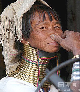 世界上脖子最长的人 5岁开始就戴铜制项圈拉伸脖子【图】