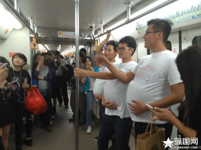 成都地铁现男孕妇 让众人纷纷侧目